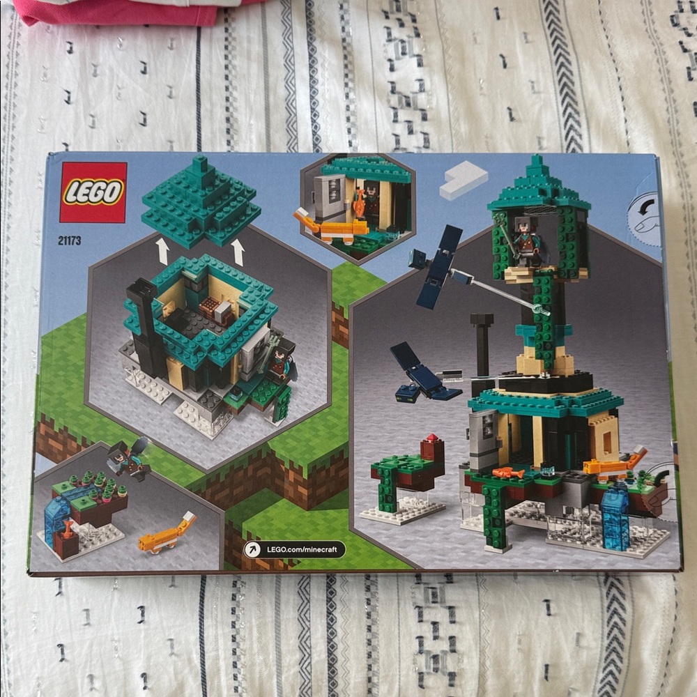LEGO Minecraft Green and Tan Swamp Tree House Build Playset